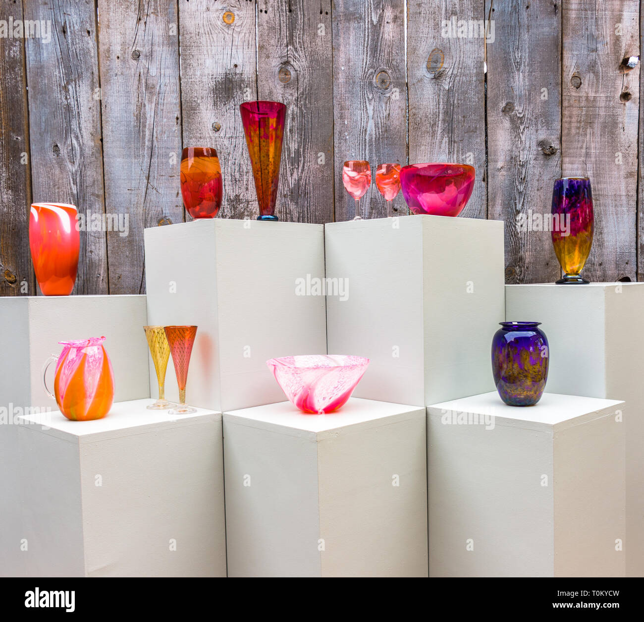 Accesorios decorativos de vidrio son herramientas para la decoración. Interior o decoracion de llevar el color a su habitación y lugar de trabajo. La foto tiene cuencos, tazas. Foto de stock