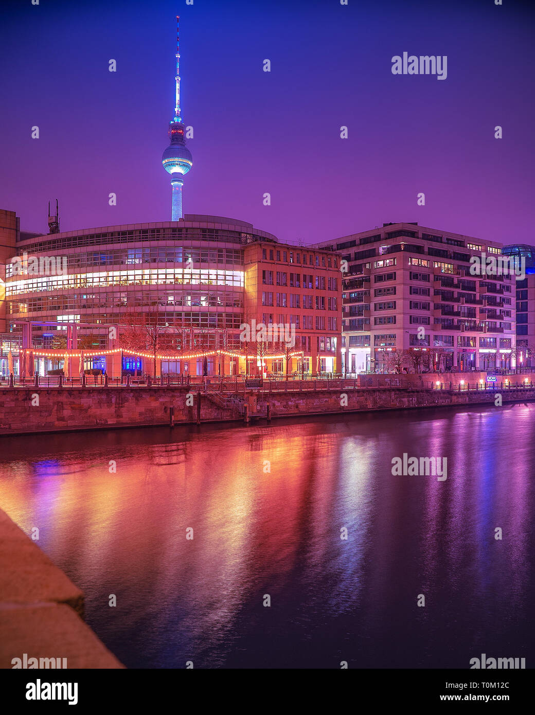 En la Noche de la ciudad de Berlín con hermosas luces de neón en una diferente mirada futurista Foto de stock