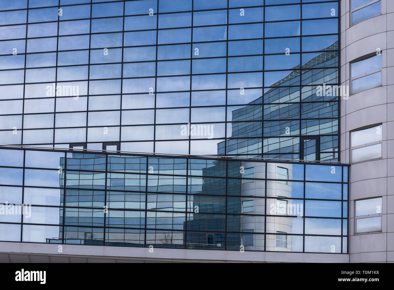 Reflexiones en edificio de cristal, Arquitectura, edificio moderno exterior Foto de stock