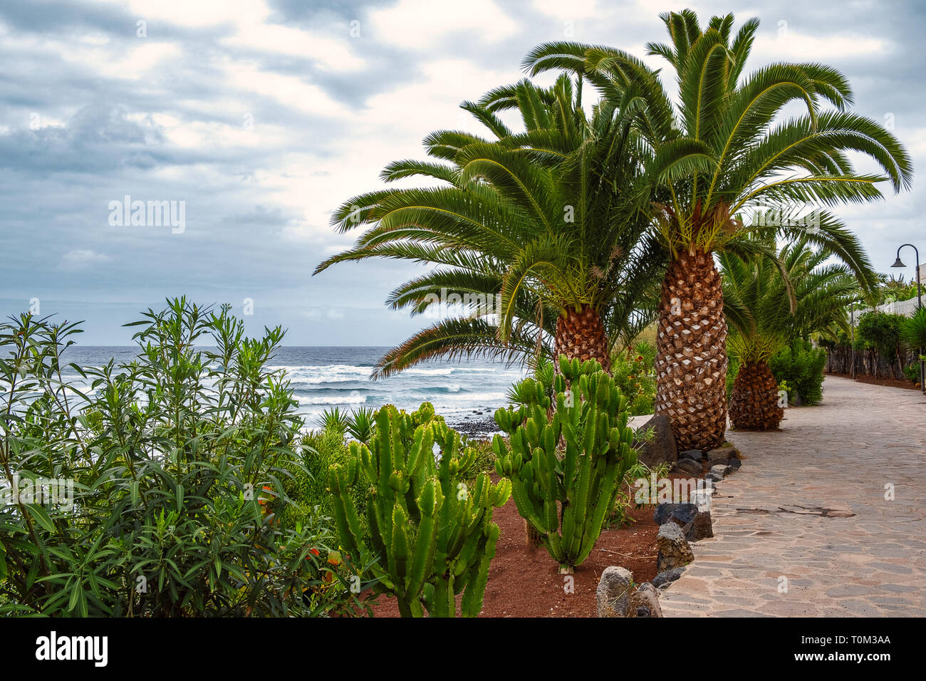 El Paseo De La Playa La Caleta De Interian Un Pequeno Pueblo