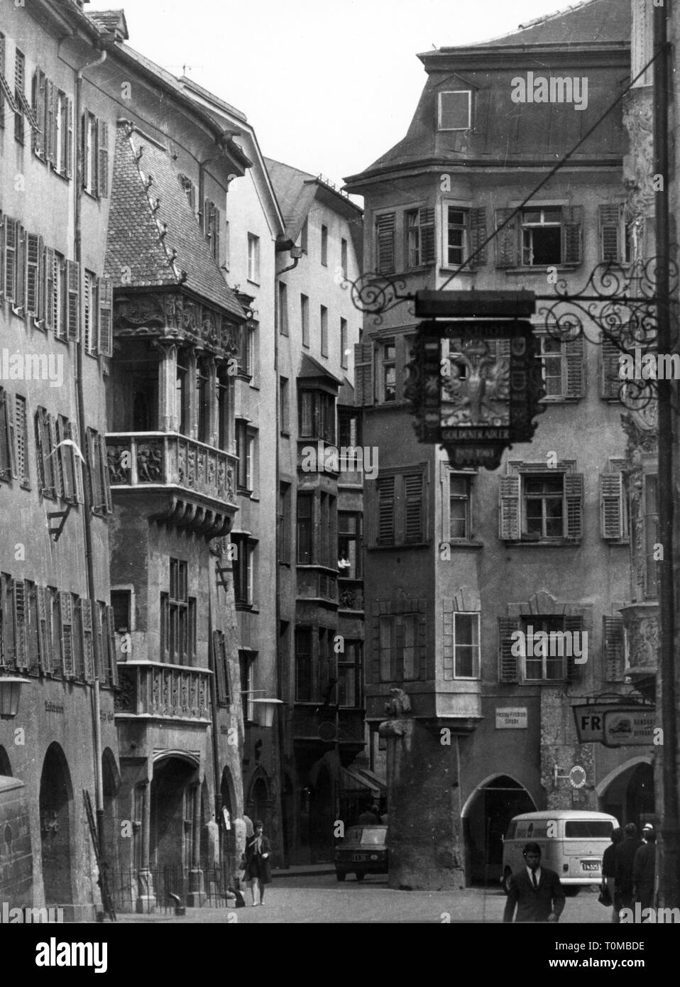 Geografía / viajes, Austria, Tirol, Innsbruck, edificio, Tejado Dorado, Vista exterior, construido por Nikolaus Turing el Elder, 1497 - 1500, de junio de 1970, el siglo xx, 70s, 70s, coche, coches, VW transporter, Bulli, Bahía, bahías, alcoba balcón, techo, techos, oro, chapado en oro, calle, calles, firmar, signos, águilas, águila bicéfala, águila bicéfala, doble, casco antiguo, centro histórico de la ciudad, centro histórico de la ciudad, hito, monumentos, el país alpino, los países alpinos, república alpina, Europa Central, Europa, arquitectura, Street Scene, escenas callejeras, peatón, Additional-Rights-Clearance-Info-Not-Available Foto de stock