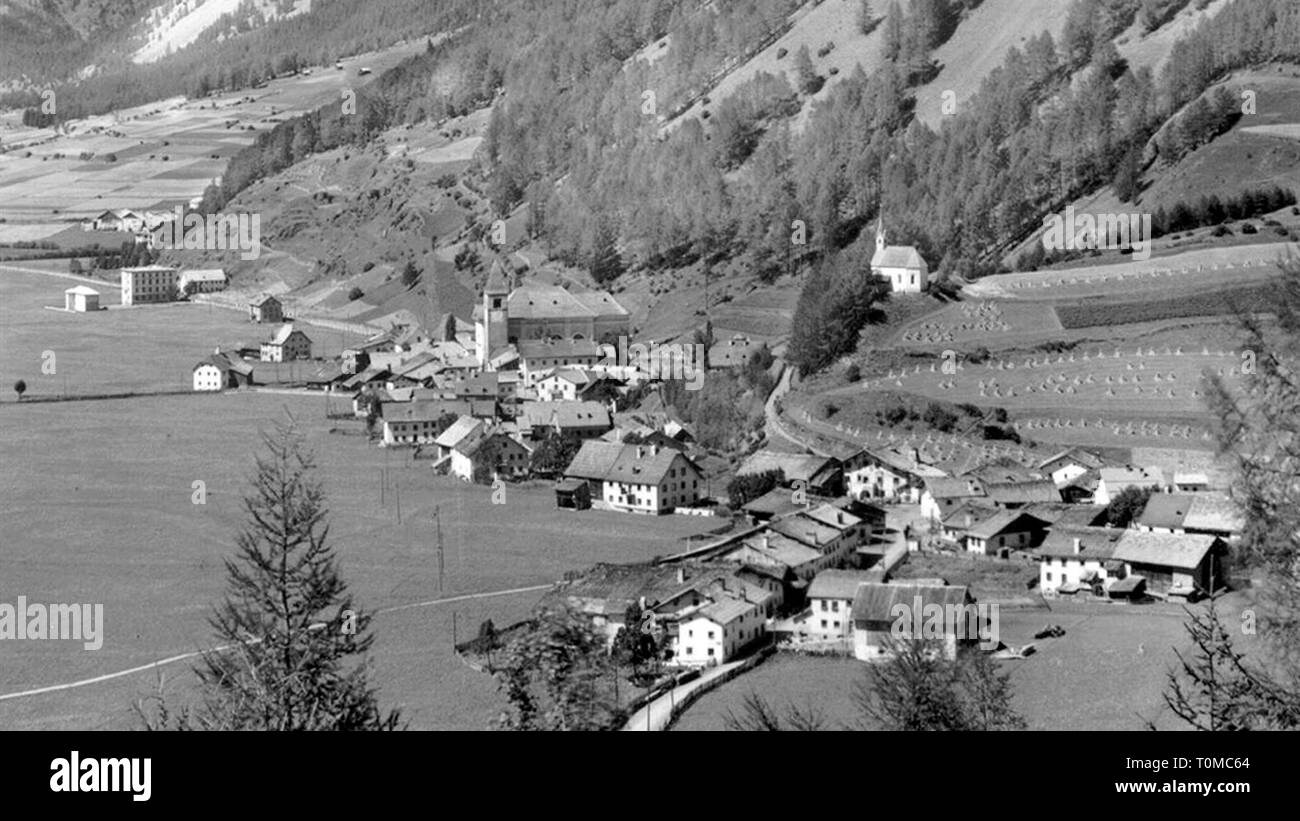 Geografía / viajes, Italia, en Graun Vinschgau, vistas a la ciudad / paisajes urbanos, ver en la dirección de la Piz Mundin, primera mitad del siglo XX, siglo xx, Alpes, Tirol del Sur, Etschtal, vista de la ciudad, paisaje urbano, vistas a la ciudad, paisajes urbanos, el paisaje urbano, en el norte de Italia, la Italia superior, al norte de Italia, en el sur de Europa, Europa, asentamientos, poblados, ciudades, aldeas, pueblos, aldeas, municipio, paisaje urbano, comunidad, comunidades, ver opiniones, dirección, direcciones, histórico, histórico-Clearance-Info-Not-Available Additional-Rights Foto de stock