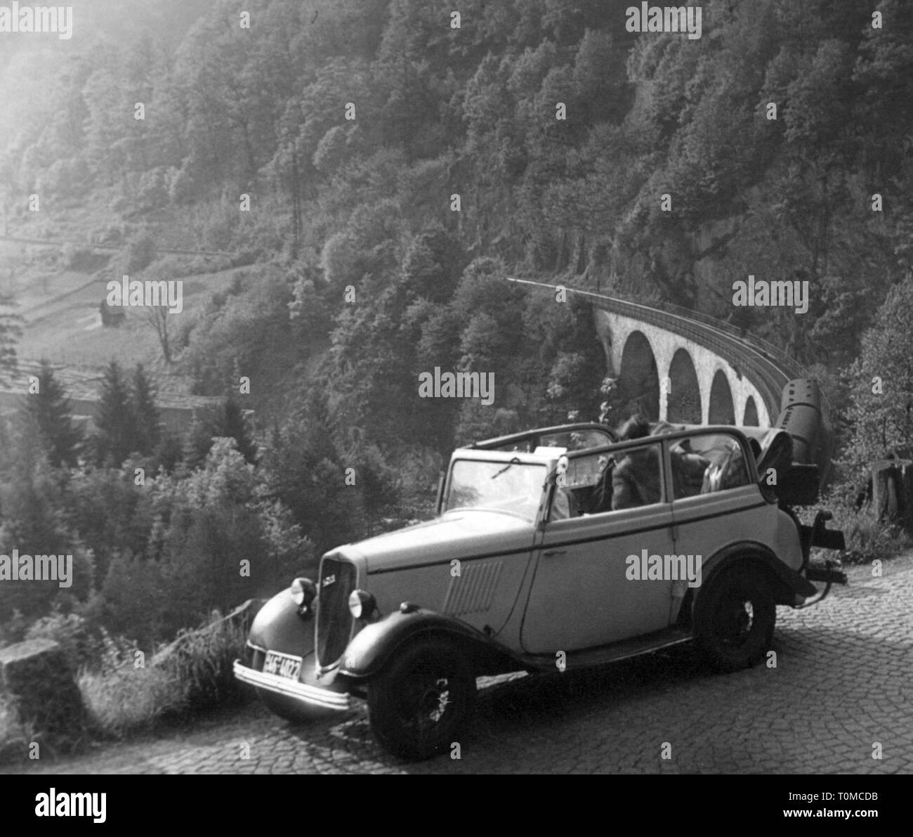 Transporte / Transporte, automóviles, variantes del vehículo, Ford V8 Modelo 40, vista desde la izquierda por delante, Muerz Valle, Estiria, Austria, 1952-Clearance-Info Additional-Rights-Not-Available Foto de stock