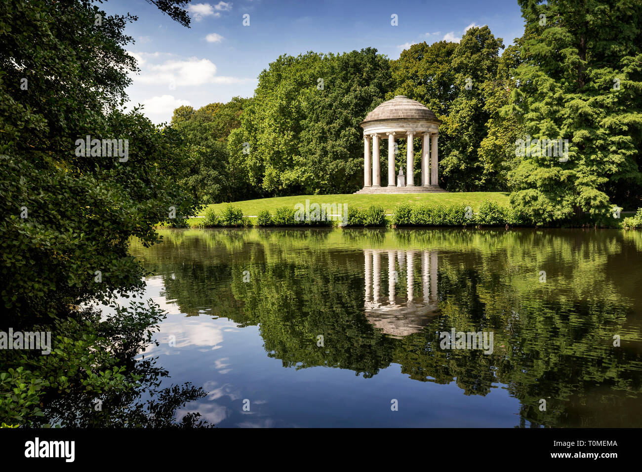 En el Georgengarten Templo Leibniz de Hannover como parte de los jardines Herrenhäuser, Baja Sajonia, Alemania Foto de stock