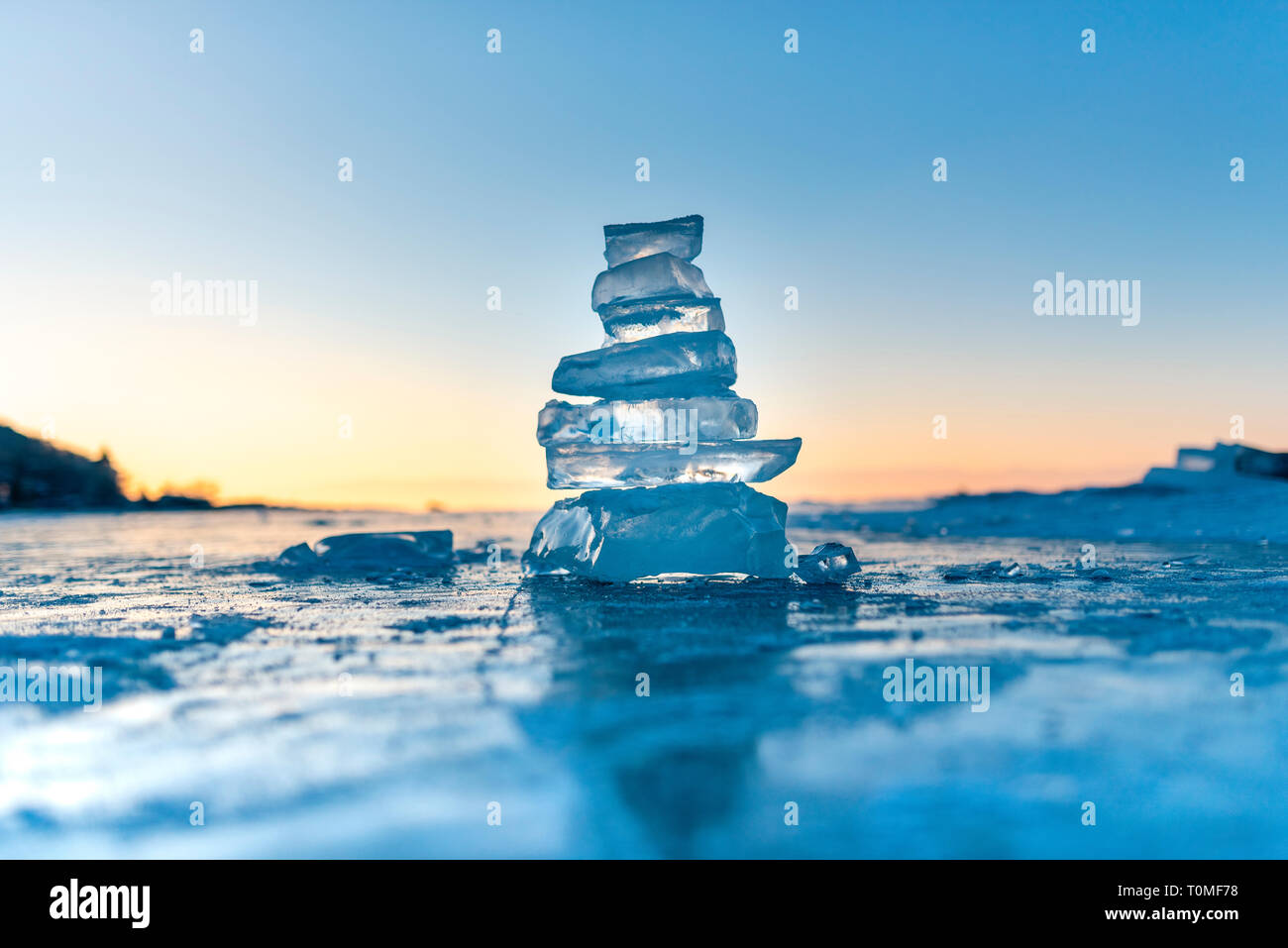 Pedazos de hielo y esculturas de hielo al atardecer en el lago Baikal, en Siberia, Rusia Foto de stock