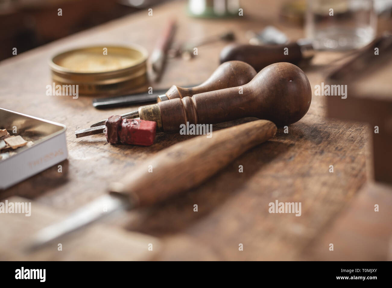 Herramientas de cincel rústico en un banco de madera Foto de stock