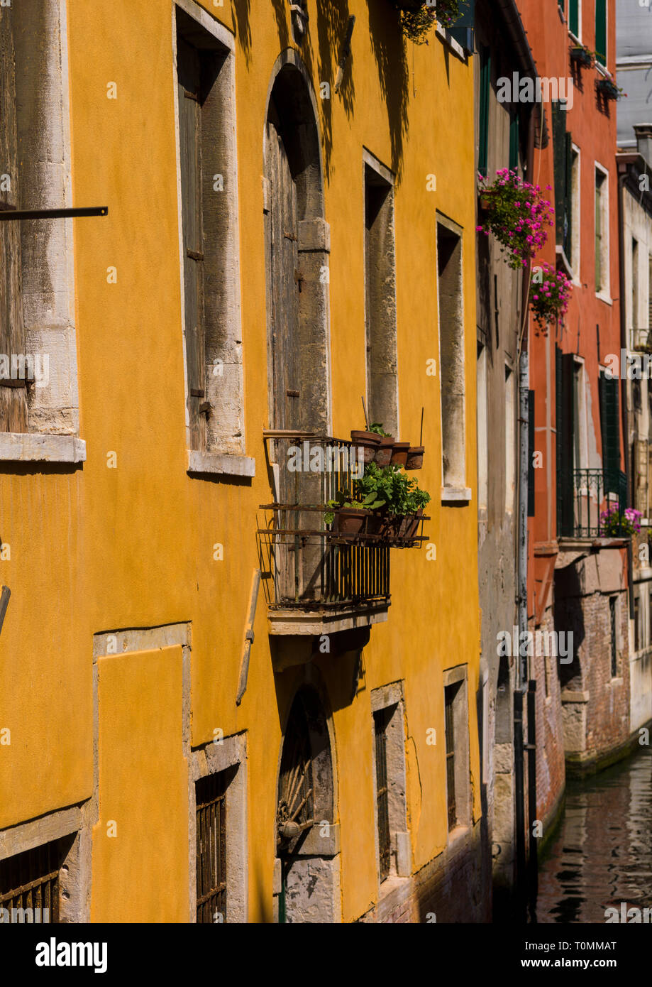 Los coloridos edificios, la región del Veneto, Venecia, Italia Foto de stock