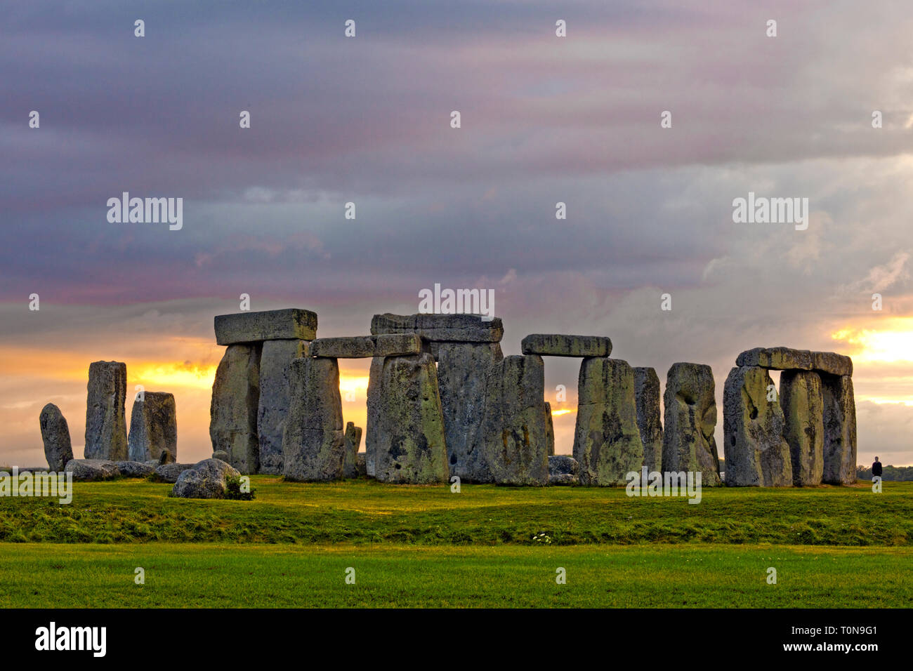 Gran Bretaña, Inglaterra, Wiltshire. Stonehenge bajo un tormentoso atardecer de verano. Foto de stock