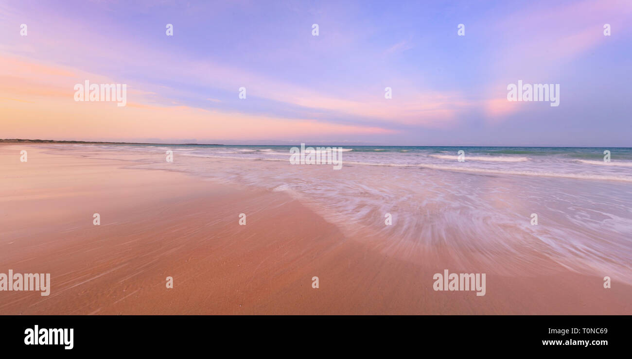 Cable Beach, Broome, Australia Occidental. Un hermoso amanecer sobre Cable Beach, WA Foto de stock