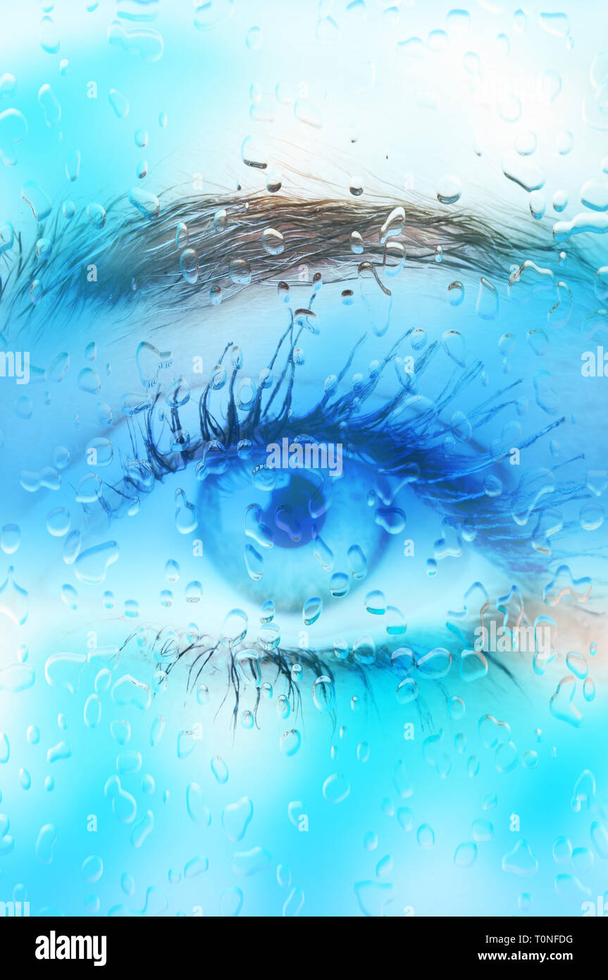 Mujer ojo detrás de un vidrio con gotas de agua - imagen para la portada  del libro Fotografía de stock - Alamy