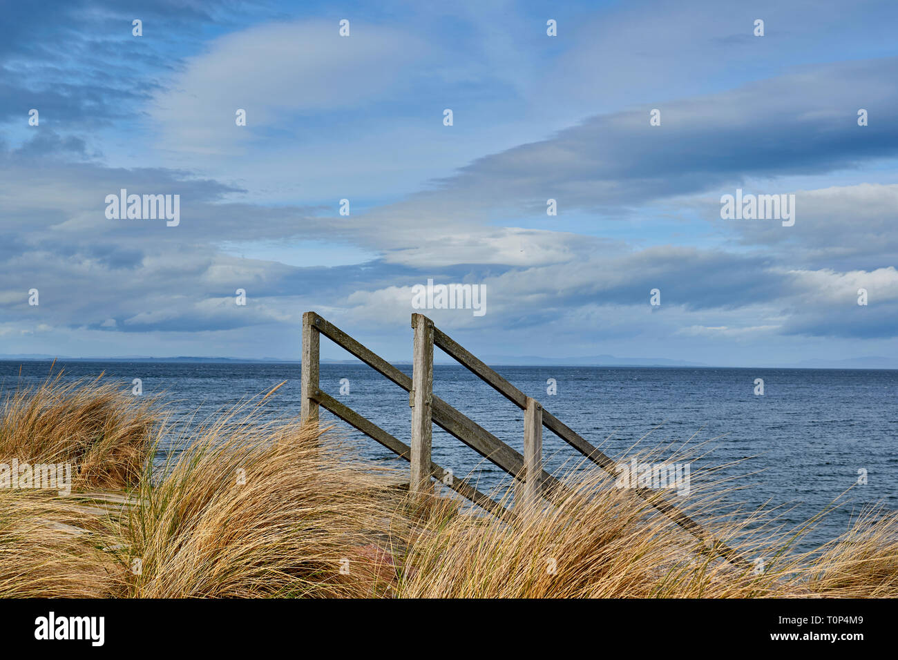 Playa de Findhorn Moray Firth Escocia pastos marinos y una escalera de madera que conduce al mar Foto de stock