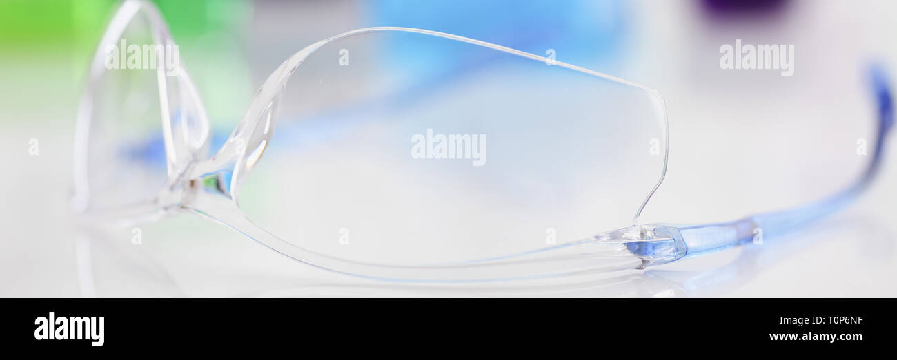 Gafas quirurgicas fotografías e imágenes de alta resolución Alamy Gafas quirurgicas fotografías e imágenes de alta resolución Alamy