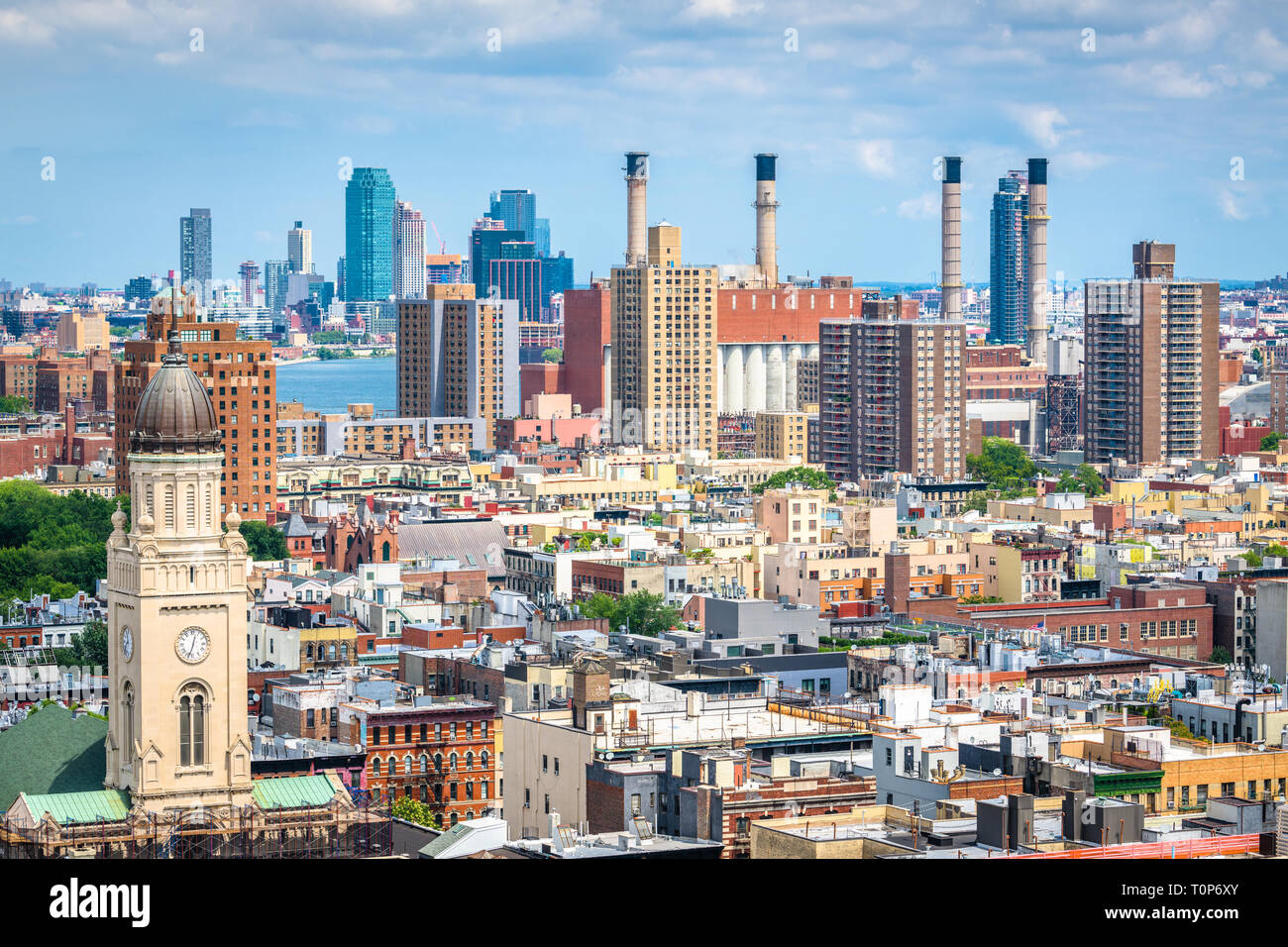 Nueva York, Nueva York, EE.UU. el paisaje urbano a través de la Lower East Side hacia el East River y reinas. Foto de stock