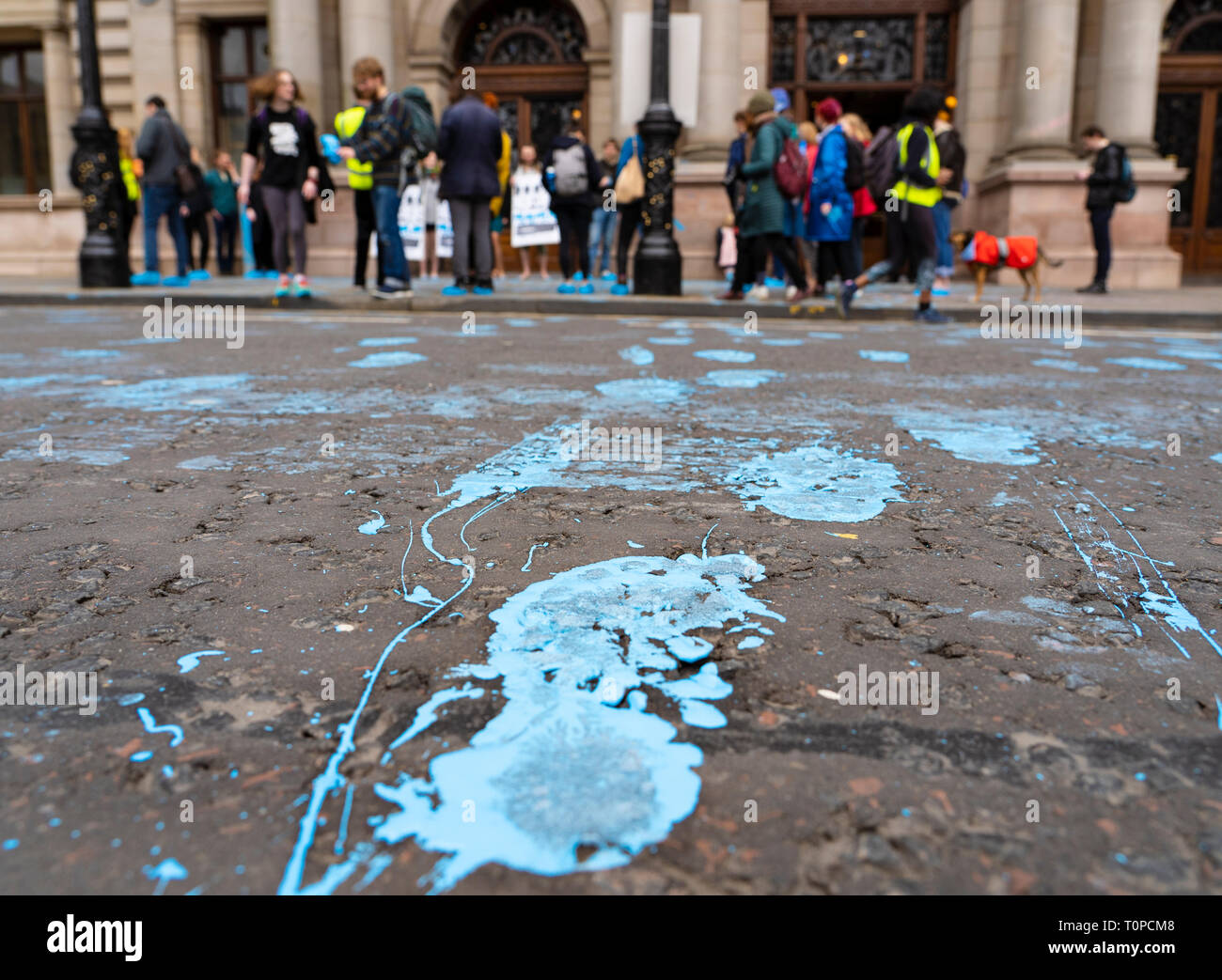 Glasgow, Escocia, Reino Unido. 21 marzo, 2019. Una "ola azul" demostración por la rebelión de extinción el cambio climático grupo de protesta de manifestantes vieron hacer huellas azules, hechas de pintura soluble en agua, a través de George Square a las salas de la ciudad. La protesta pacífica celebrada brevemente el tráfico. El Grupo pretende resaltar la amenaza del aumento del nivel del agua en el río Clyde y del cambio climático mundial. Calle cubiertos de huellas azules. Crédito: Iain Masterton/Alamy Live News Foto de stock