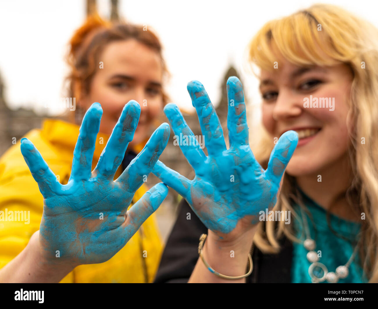 Glasgow, Escocia, Reino Unido. 21 marzo, 2019. Una "ola azul" demostración por la rebelión de extinción el cambio climático grupo de protesta de manifestantes vieron hacer huellas azules, hechas de pintura soluble en agua, a través de George Square a las salas de la ciudad. La protesta pacífica celebrada brevemente el tráfico. El Grupo pretende resaltar la amenaza del aumento del nivel del agua en el río Clyde y del cambio climático mundial. L A R activistas y Emrys Cheyenne tras la protesta de Onda Azul. Crédito: Iain Masterton/Alamy Live News Foto de stock