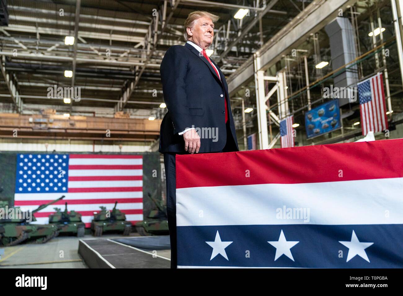 Presidente estadounidense Donald Trump se sube al escenario para hacer frente a los empleados de la fábrica de tanques del ejército en el centro de fabricación de sistemas conjuntos de Marzo 20, 2019 en Lima, Ohio. Foto de stock