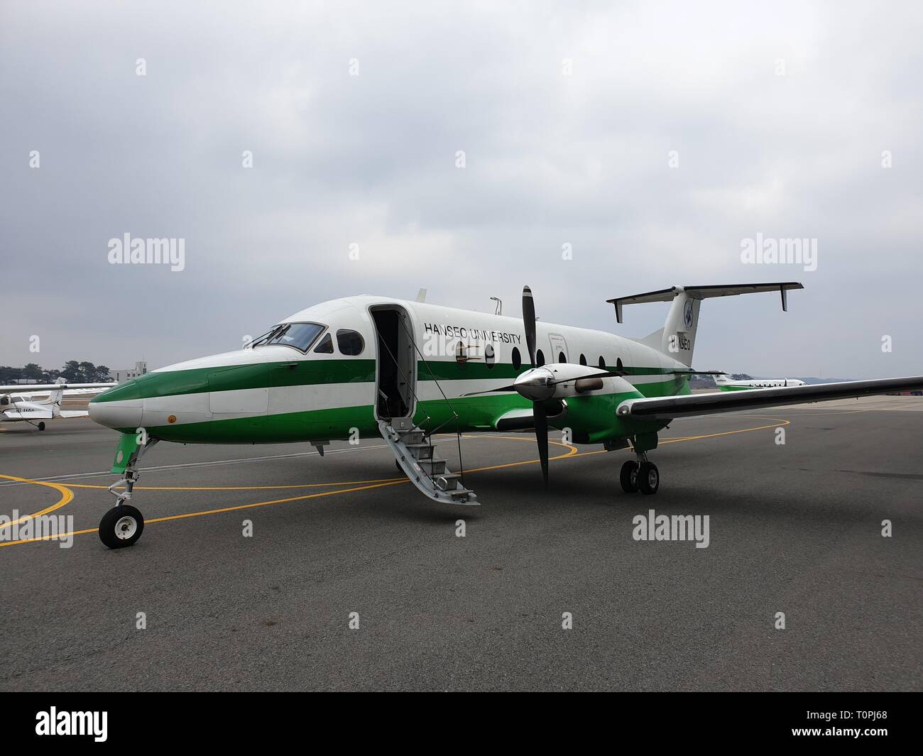 La observación aérea para rastrear el origen de polvo fino un avión  descansa sobre un delantal al aeropuerto en la ciudad de Taean en la costa  oeste de Corea del Sur el