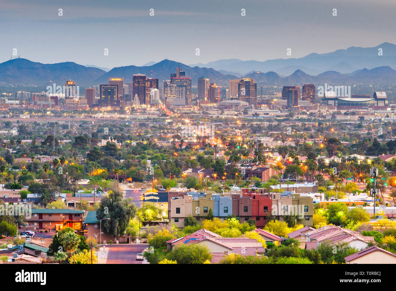 Phoenix, Arizona, EE.UU. centro de ciudad al anochecer. Foto de stock