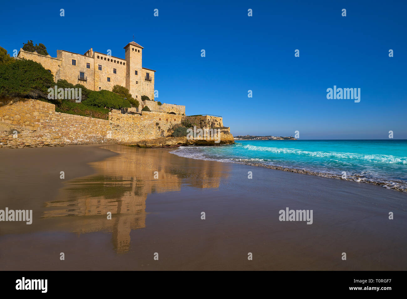 La Playa De Cala Jovera Debajo Del Castillo De Tamarit En Tarragona De Cataluna Fotografia De Stock Alamy