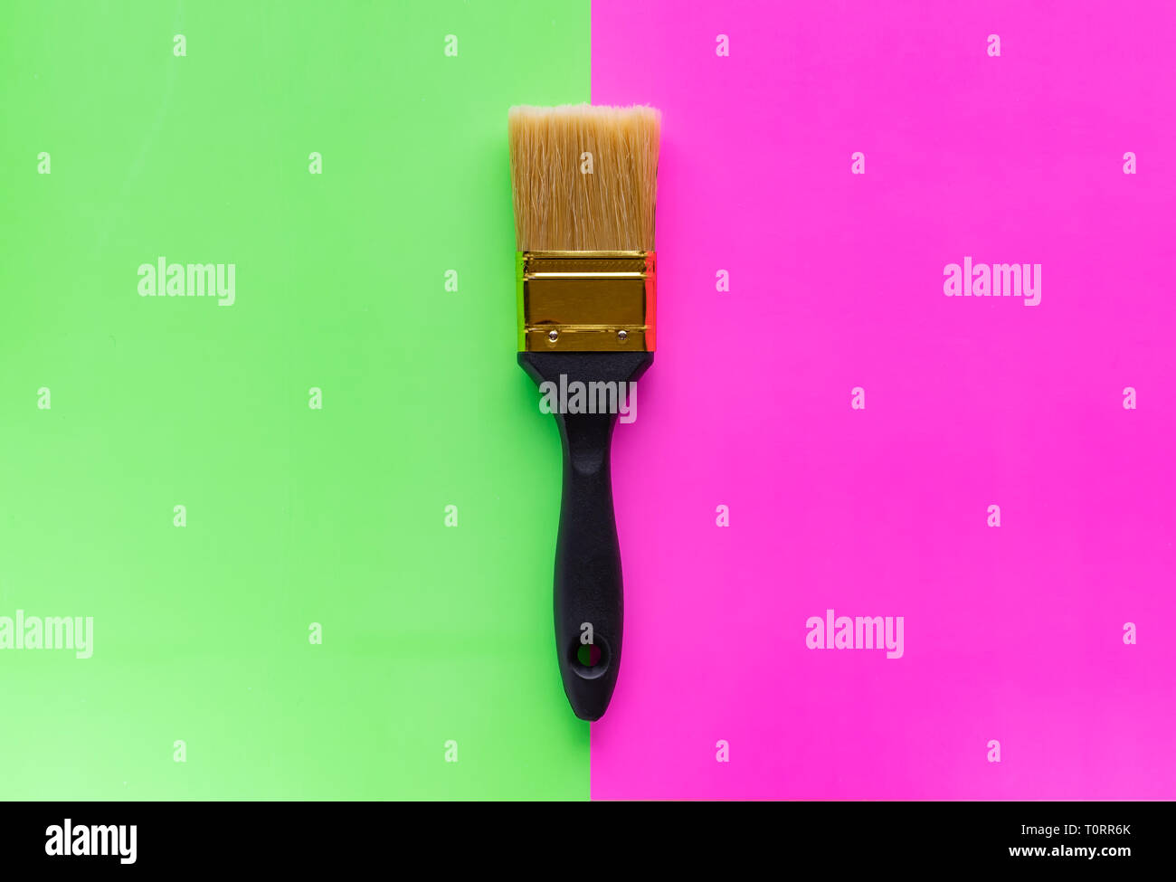 El concepto del minimalismo. Pincel de pintar con lápiz negro sobre fondo  de neón. Fondo de neón rosa y verde Fotografía de stock - Alamy