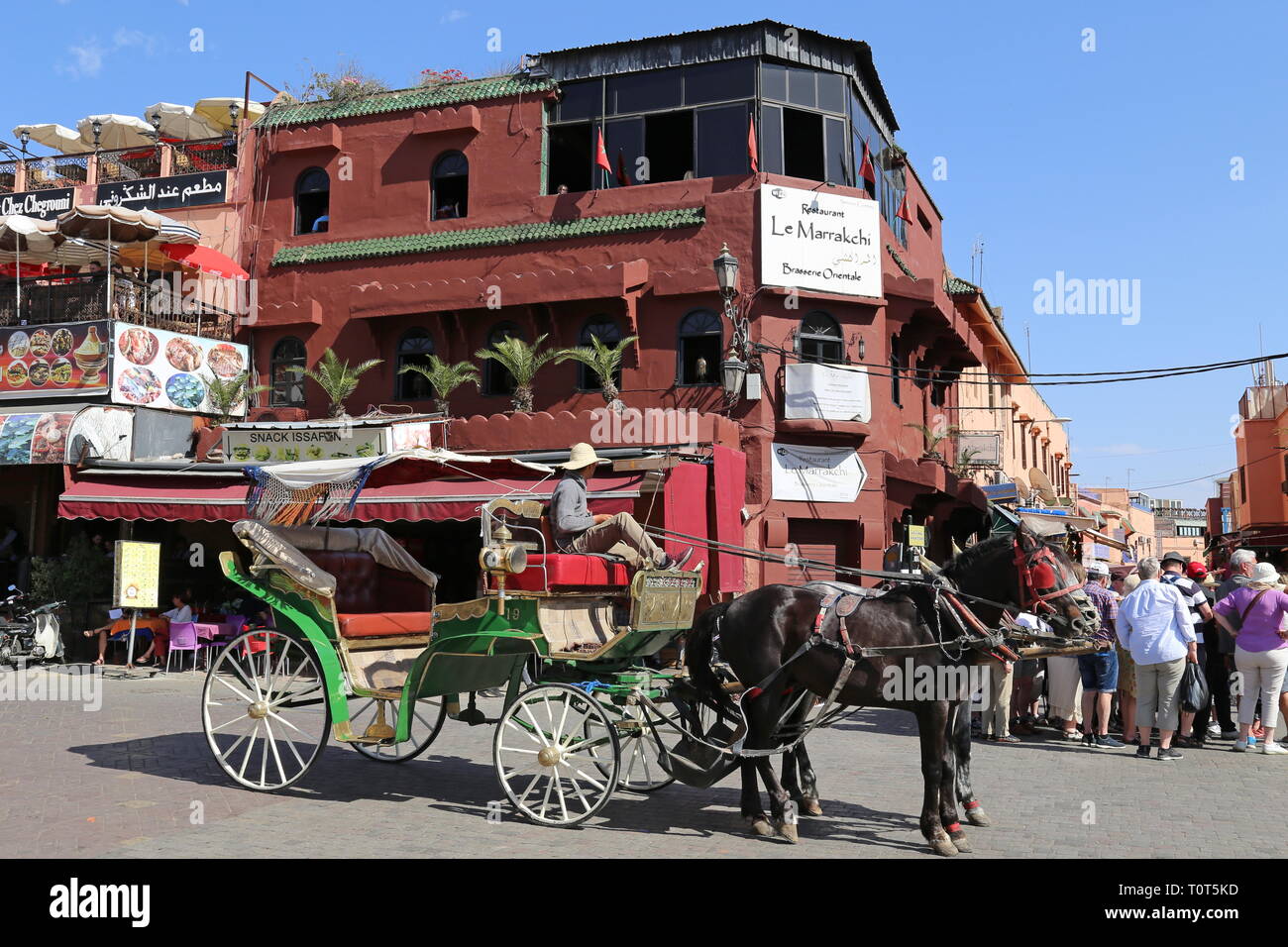 Calèche fuera del restaurante Le Marrakchi, Jemaa el Fna, Medina, Marrakech, Marrakesh-Safi región, Marruecos, Norte de África Foto de stock