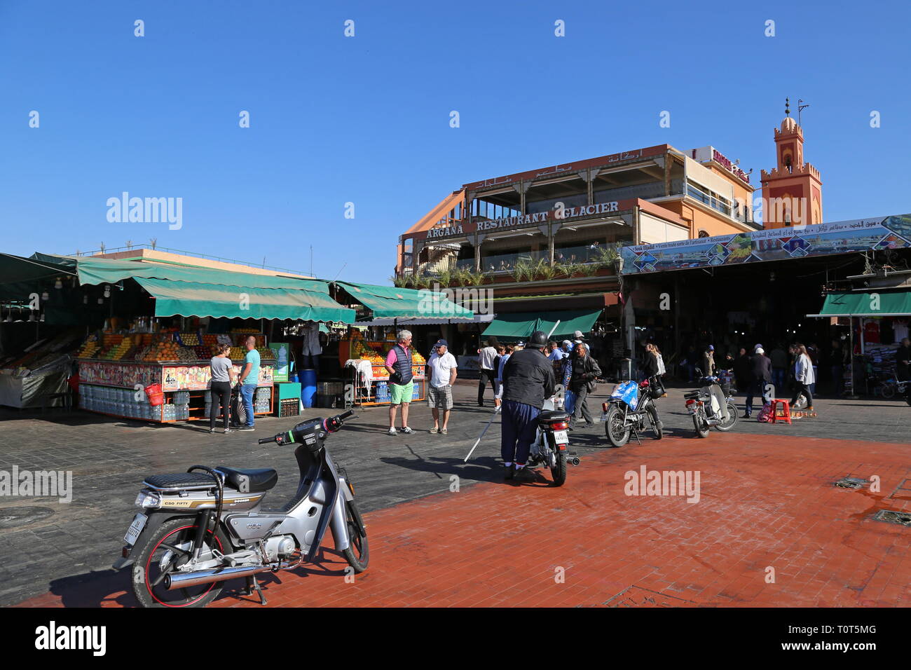 El jugo de naranja se cala y restaurante Argana, Jemaa el Fna, Medina, Marrakech, Marrakesh-Safi región, Marruecos, Norte de África Foto de stock