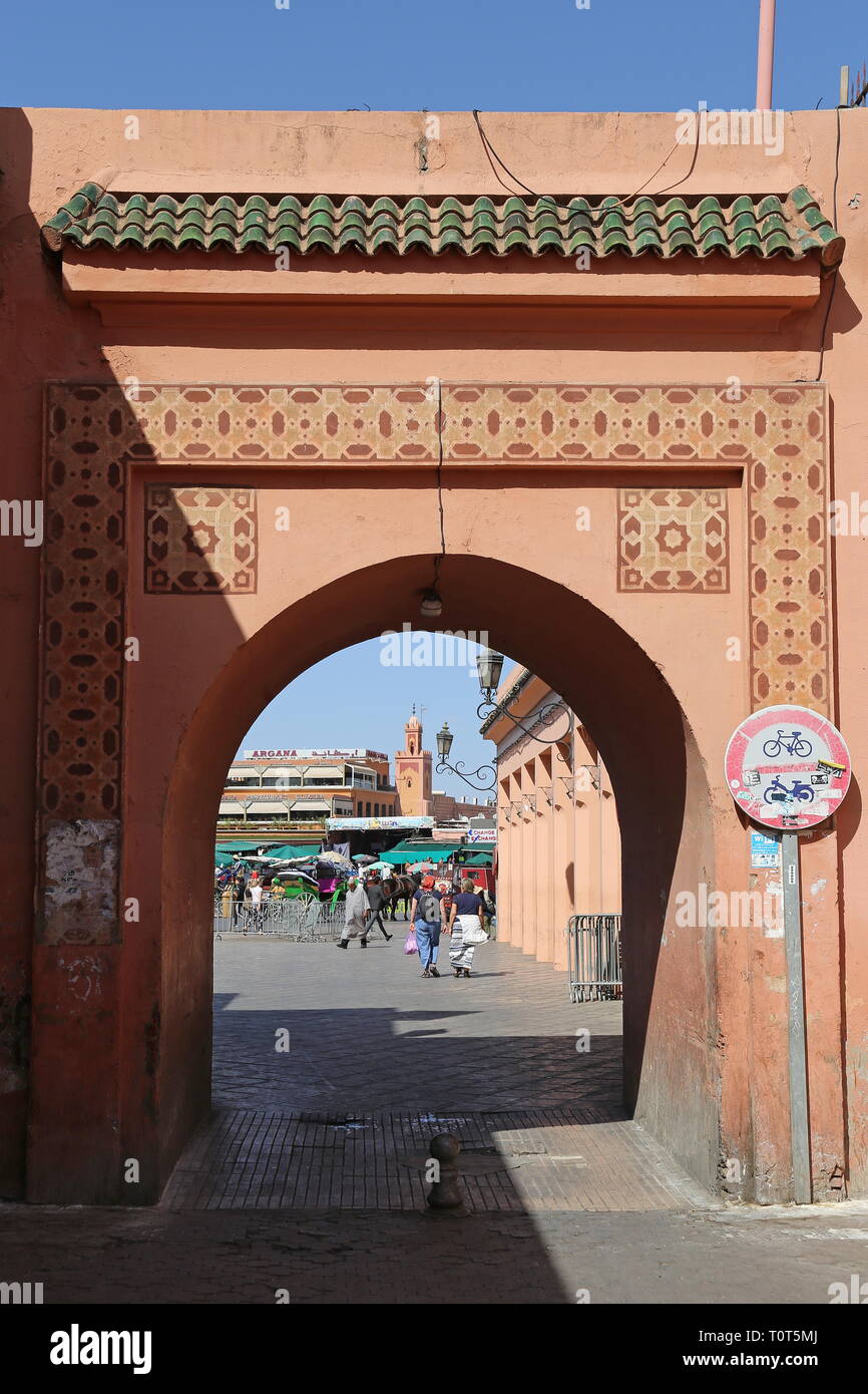 Gateway de Rue Bani Marine, Jemaa el Fna, Medina, Marrakech, Marrakesh-Safi región, Marruecos, Norte de África Foto de stock