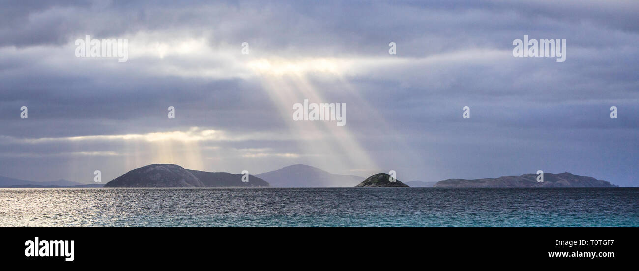 Rayos crepusculares en Seal Island, Michaelmas Isla y Breaksea Isla en Albany, WA Foto de stock