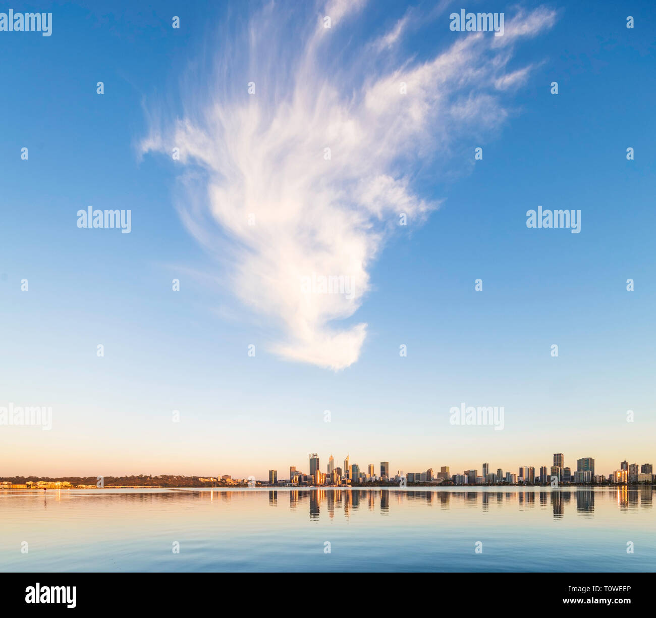 Una gran nube cirrus alto por encima de la ciudad de Perth y el río Swan. Foto de stock