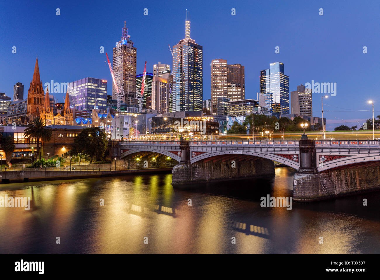 El punto de vista icónico de Melbourne CBD de Southbank, Victoria, Australia. Foto de stock