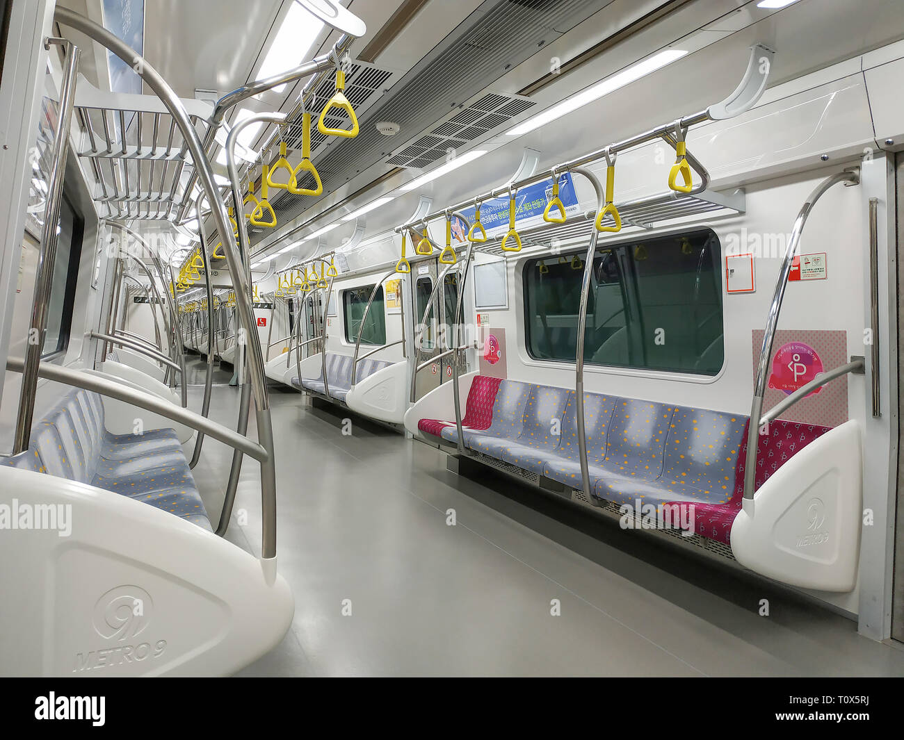 Seúl, Corea del Sur, 22 de marzo de 2019: En el interior del tren en el subterráneo de la Línea 9 del Metro de Seúl Foto de stock
