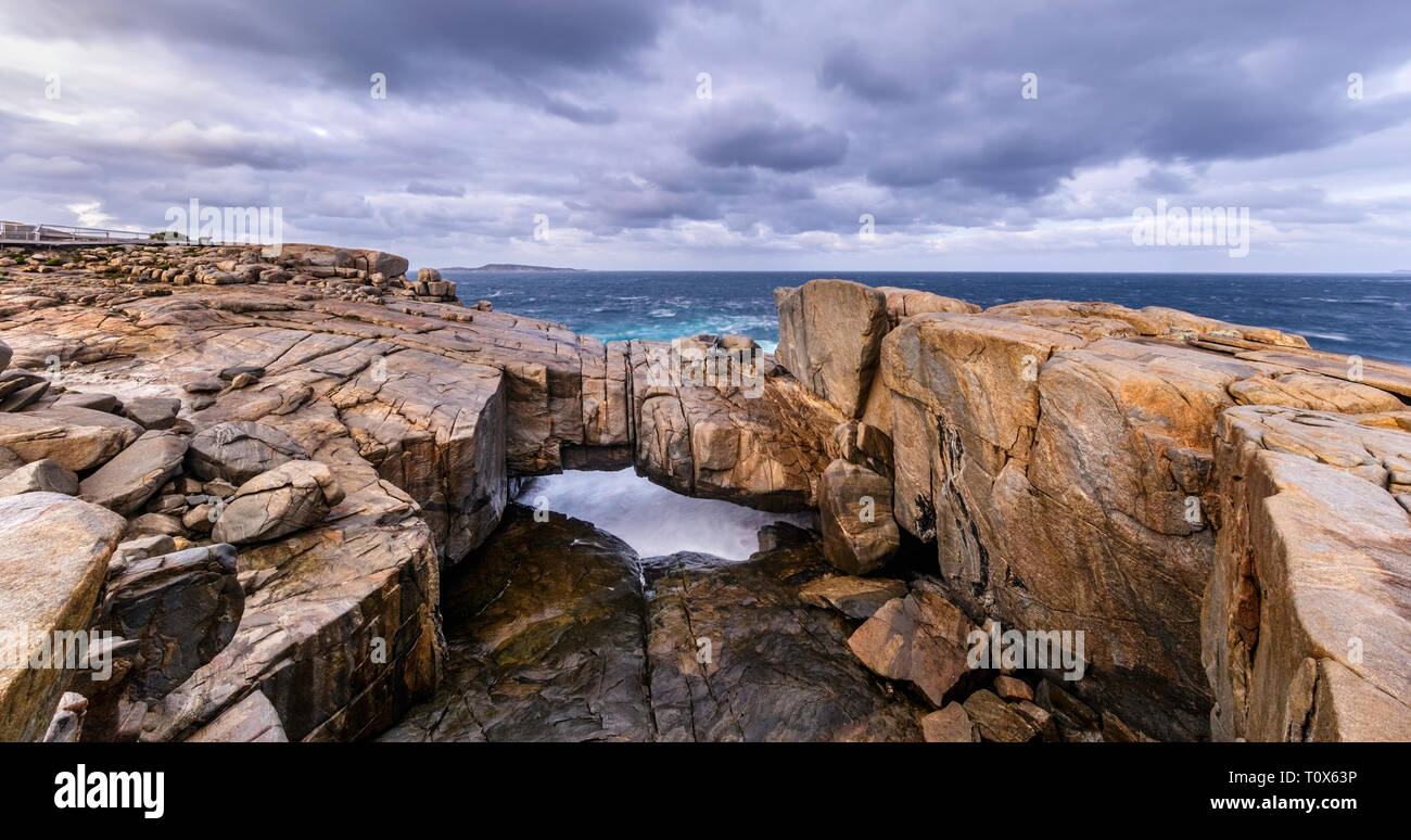 Puente natural de roca de granito formación causada por la ola de erosión costera. Parque Nacional Torndirrup. Albany, Australia Occidental Foto de stock