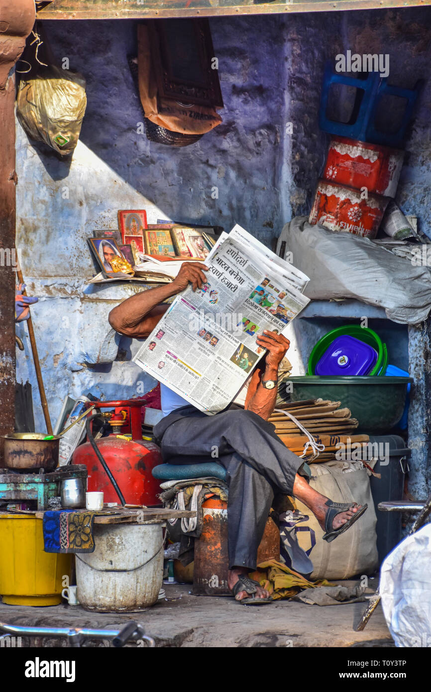 Lector de periódicos, Sardar Market, Jodhpur, Rajasthan, India Foto de stock