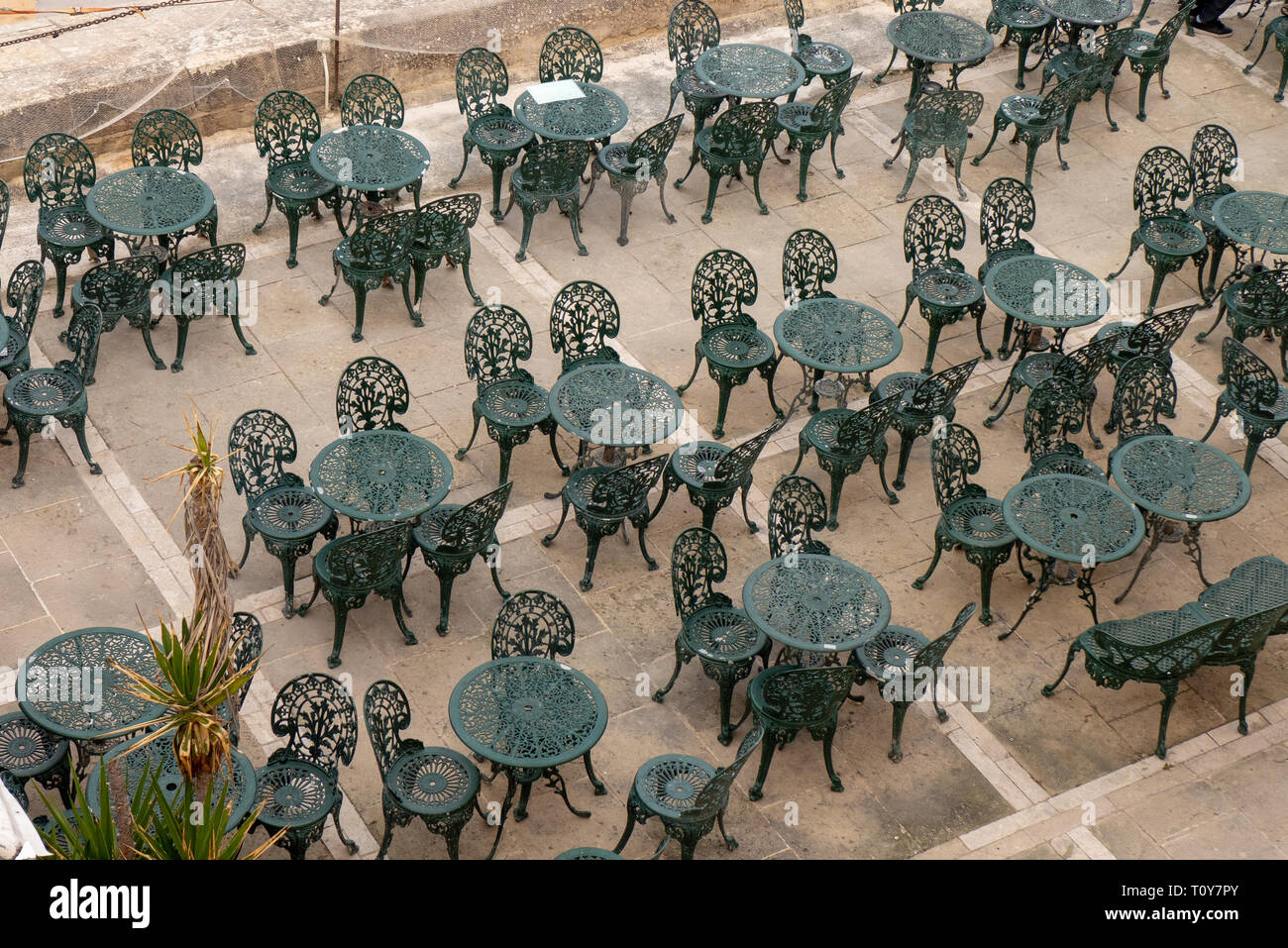 Green Chairs en un Cafè en Malta Foto de stock