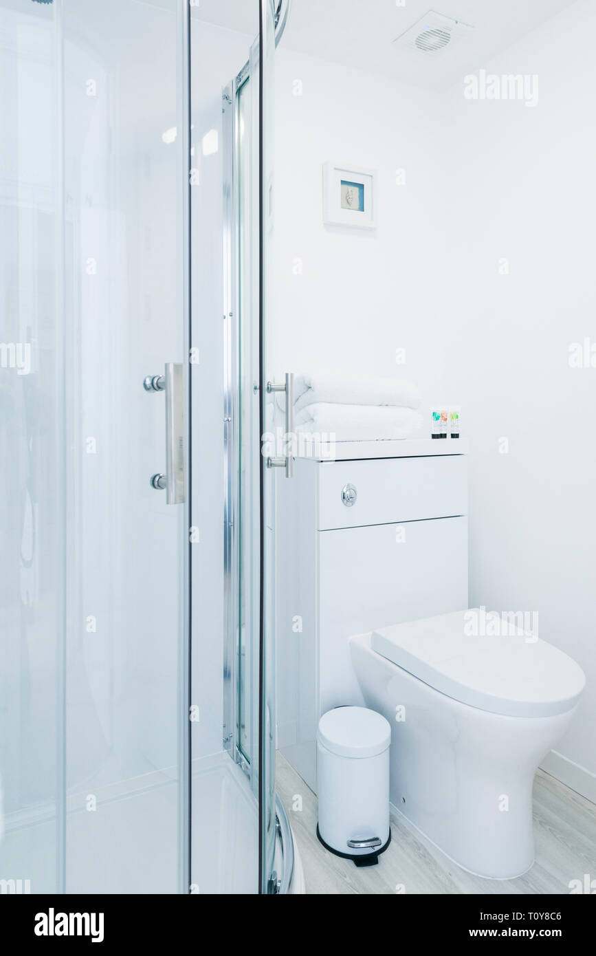 Fotos del interior de un baño blanco limpio Foto de stock