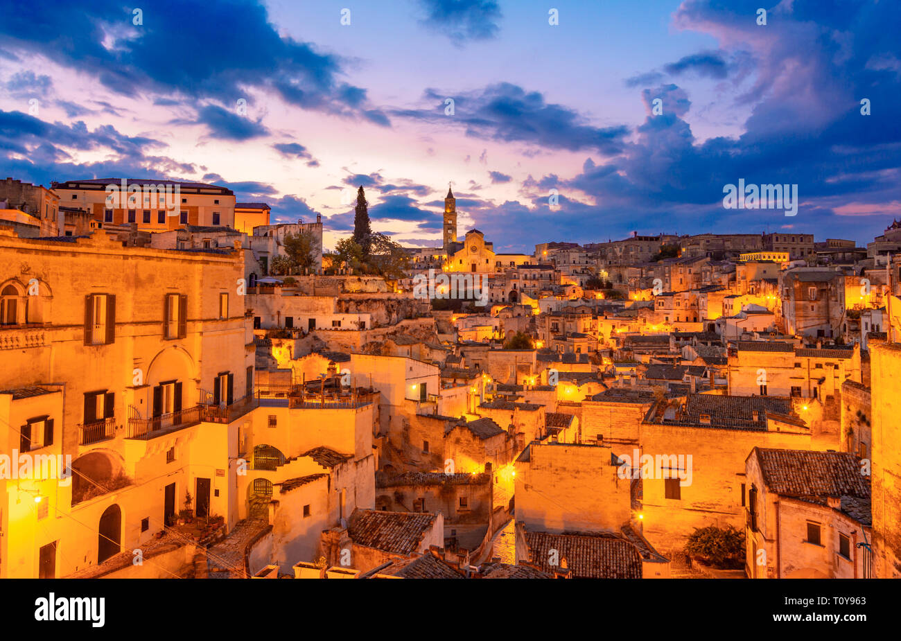 Matera, Basilicata, Italia: vista nocturna de la ciudad vieja - Sassi di Matera, Capital Europea de la cultura, al amanecer Foto de stock