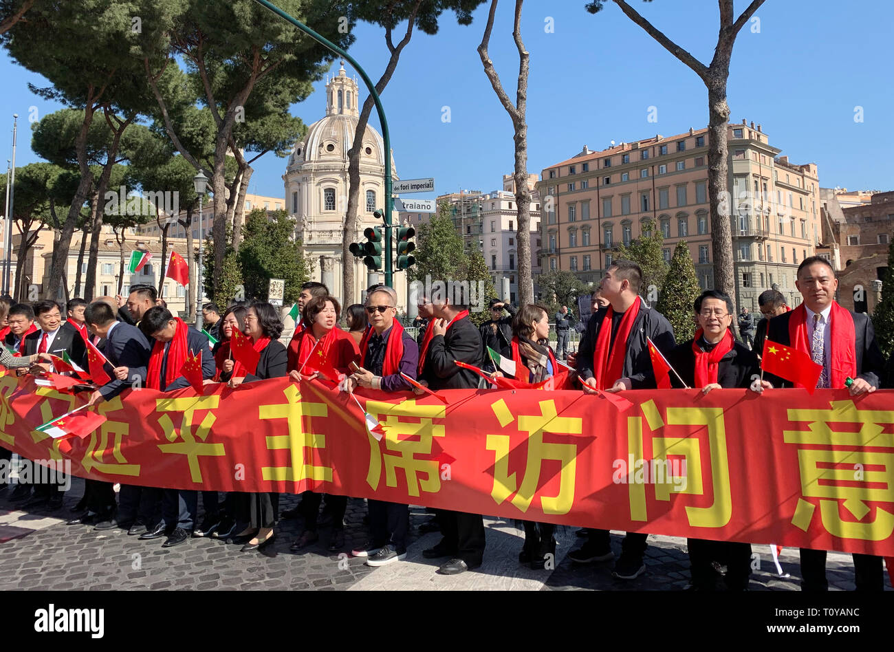 Rom, Italia. 22 Mar, 2019. Partidarios del Presidente de China Xi Jinping estan parados en el Foro Imperial para dar la bienvenida al Presidente de China. El jefe de estado chino será recibido por el Presidente italiano Mattarella en Roma el viernes en el inicio de su gira europea. Crédito: Annette Reuther/dpa/Alamy Live News Foto de stock