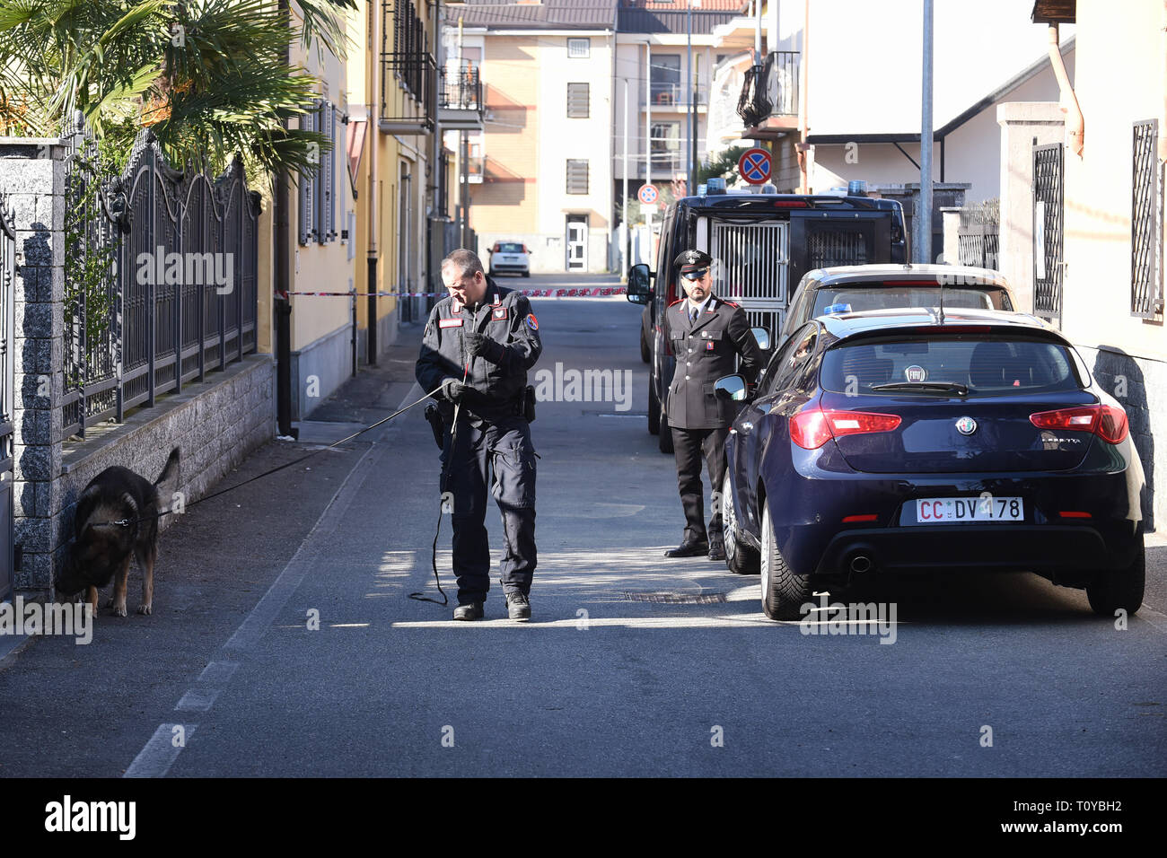 Foto/LaPresse Giordan Ambrico21/03/2019, Settimo Torinese (Italia), perquisizione Sbiaa cronacaCaso Samira una casa CarusoNella foto: Rizzo, Carabineros e Polizia ScientificaPhoto/LaPresse Giordan Ambrico Marzo 21, 2019 , Settimo Torinese (Italia) newsSamira Sbiaa caso, busque en el Caruso homeIn el pic: Rizzo, policía y policía científica Foto de stock