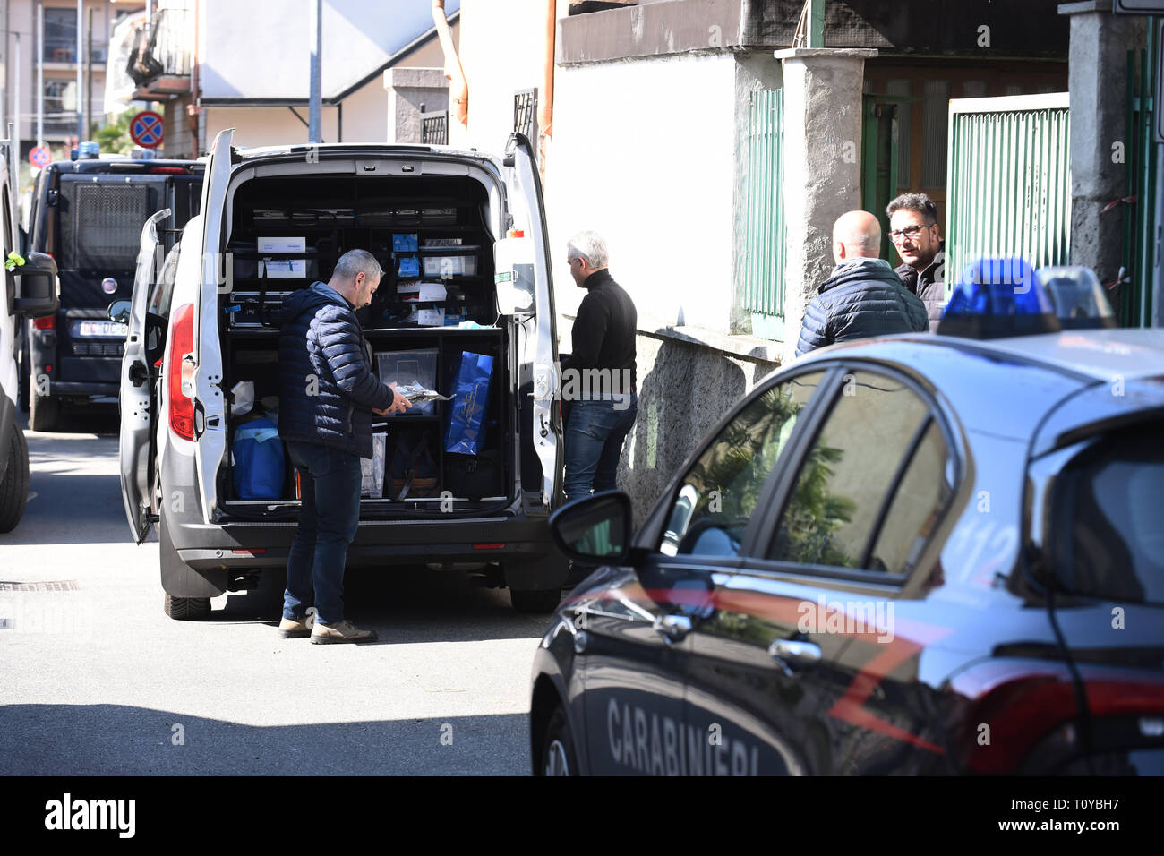 Foto/LaPresse Giordan Ambrico21/03/2019, Settimo Torinese (Italia), perquisizione Sbiaa cronacaCaso Samira una casa CarusoNella foto: Carabinieri e Polizia ScientificaPhoto/LaPresse Giordan Ambrico Marzo 21, 2019 , Settimo Torinese (Italia) newsSamira Sbiaa caso, busque en el Caruso homeIn el pic: policía y policía científica Foto de stock