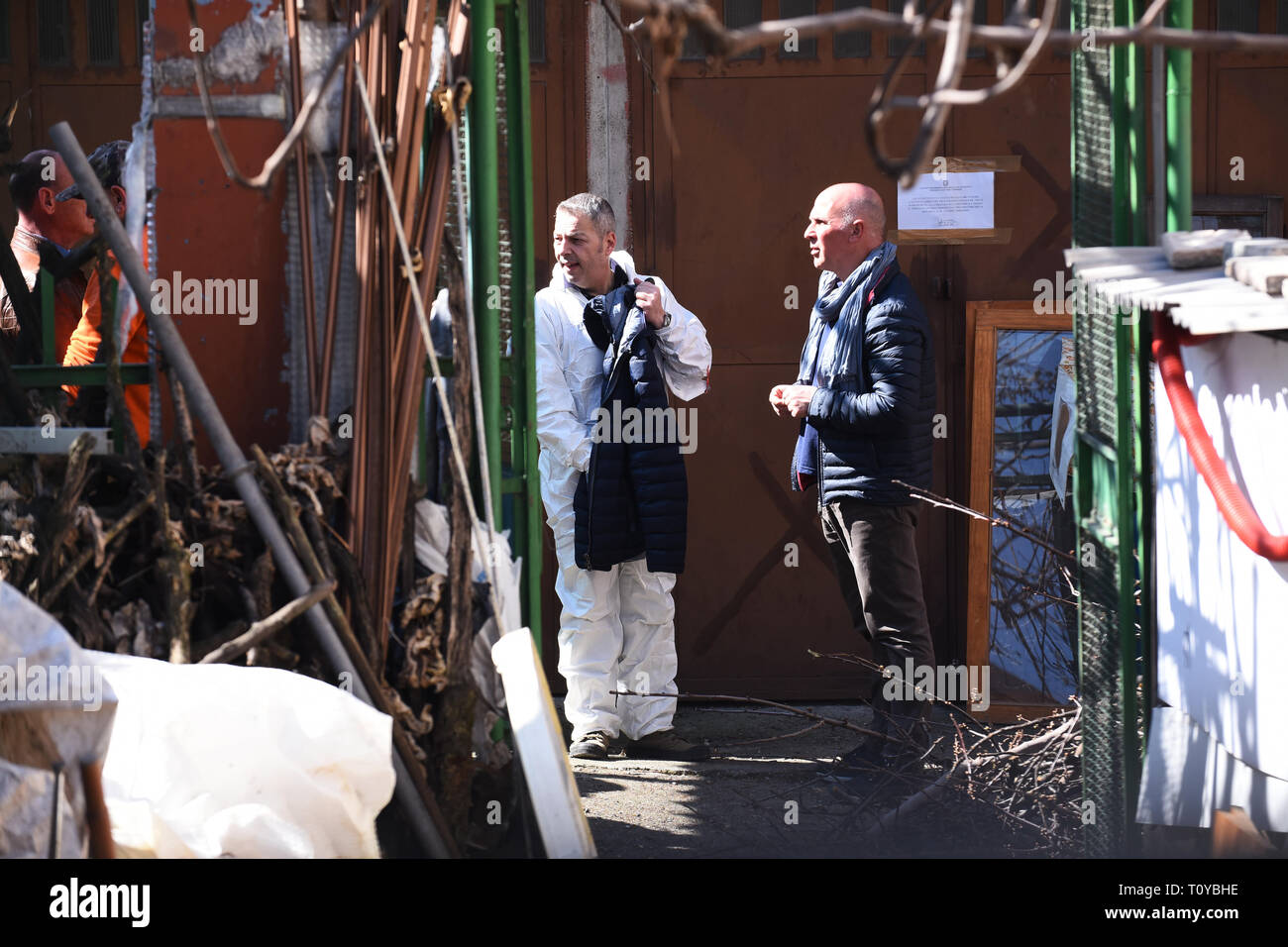 Foto/LaPresse Giordan Ambrico21/03/2019, Settimo Torinese (Italia), perquisizione Sbiaa cronacaCaso Samira una casa CarusoNella foto: Carabinieri e Polizia ScientificaPhoto/LaPresse Giordan Ambrico Marzo 21, 2019 ,Settimo Torinese (Italia) newsSamira Sbiaa caso, busque en el Caruso homeIn el pic: policía y policía científica Foto de stock