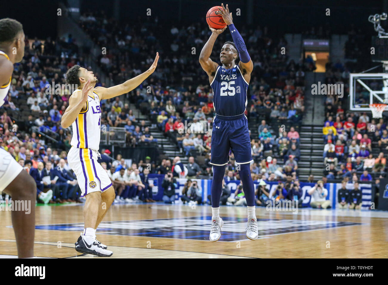 Yale Bulldogs guard Miye Oni (25) toma un tiro en suspensión durante la  primera mitad de un torneo de baloncesto NCAA College juego contra los  Tigres de LSU en Jacksonville, Fla., Jueves,