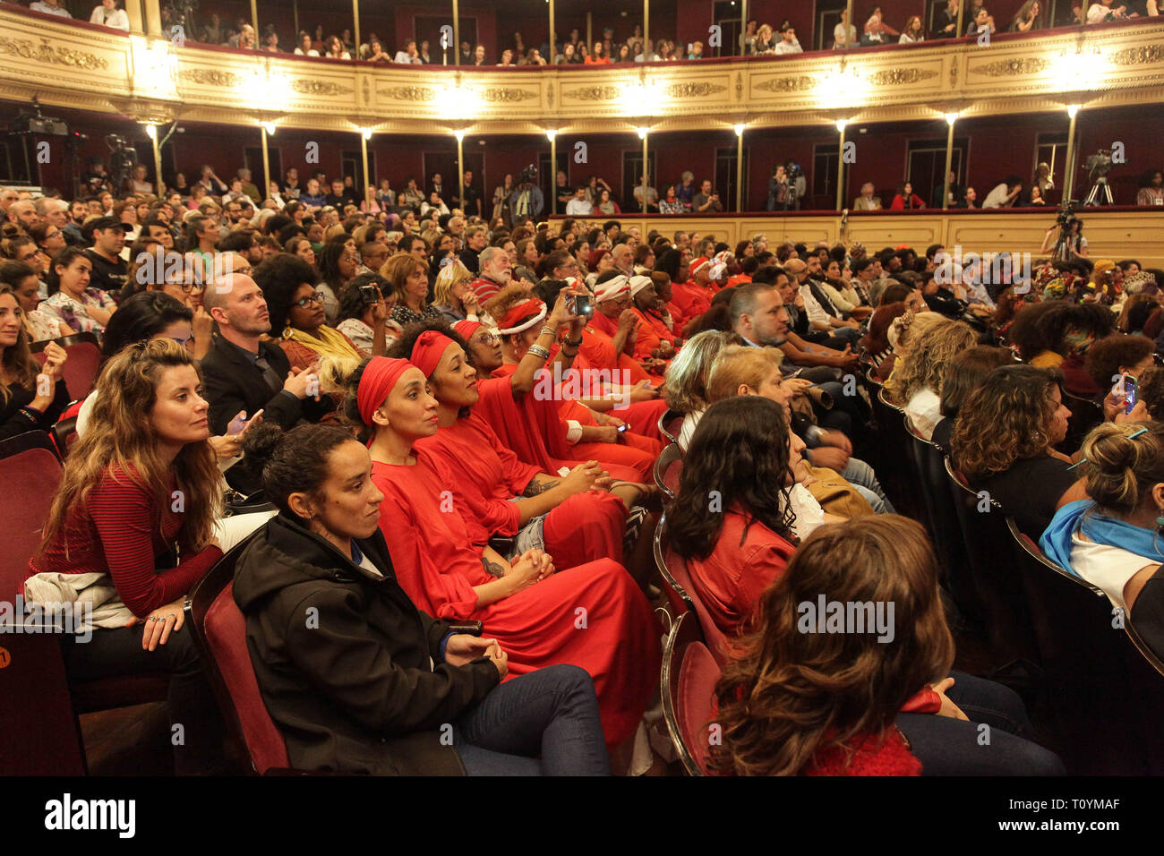 Montevideo, Uruguay. 22 Mar, 2019. Angela Davis surporters visto durante su discurso en Montevideo.En el marco del Día Internacional de la Mujer (8 de marzo) y el Día Internacional para la Eliminación de la Discriminación Racial (21 de marzo), la activista feminista y anti-racista y profesor de filosofía, Angela Davis, fue invitado por el Gobierno del Uruguay para dar una conferencia en el Teatro Solís de Montevideo. Crédito: Mauricio Zina SOPA/Images/Zuma alambre/Alamy Live News Foto de stock
