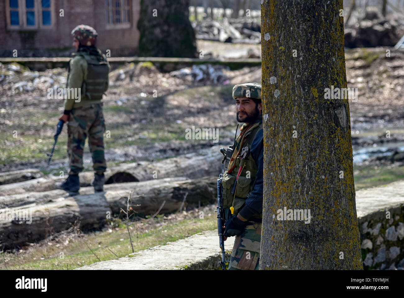 Los hombres del ejército indio son vistos en guardia permanente cerca del tiroteo, sitio en Hajin aldea del norte de Cachemira Baramulla unos 40 kms de la capital de verano de Srinagar. Las fuerzas indias mataron a cinco militantes y Ensi una niña de 11 años como rehén durante los tiroteos separados en Cachemira, la India. Foto de stock
