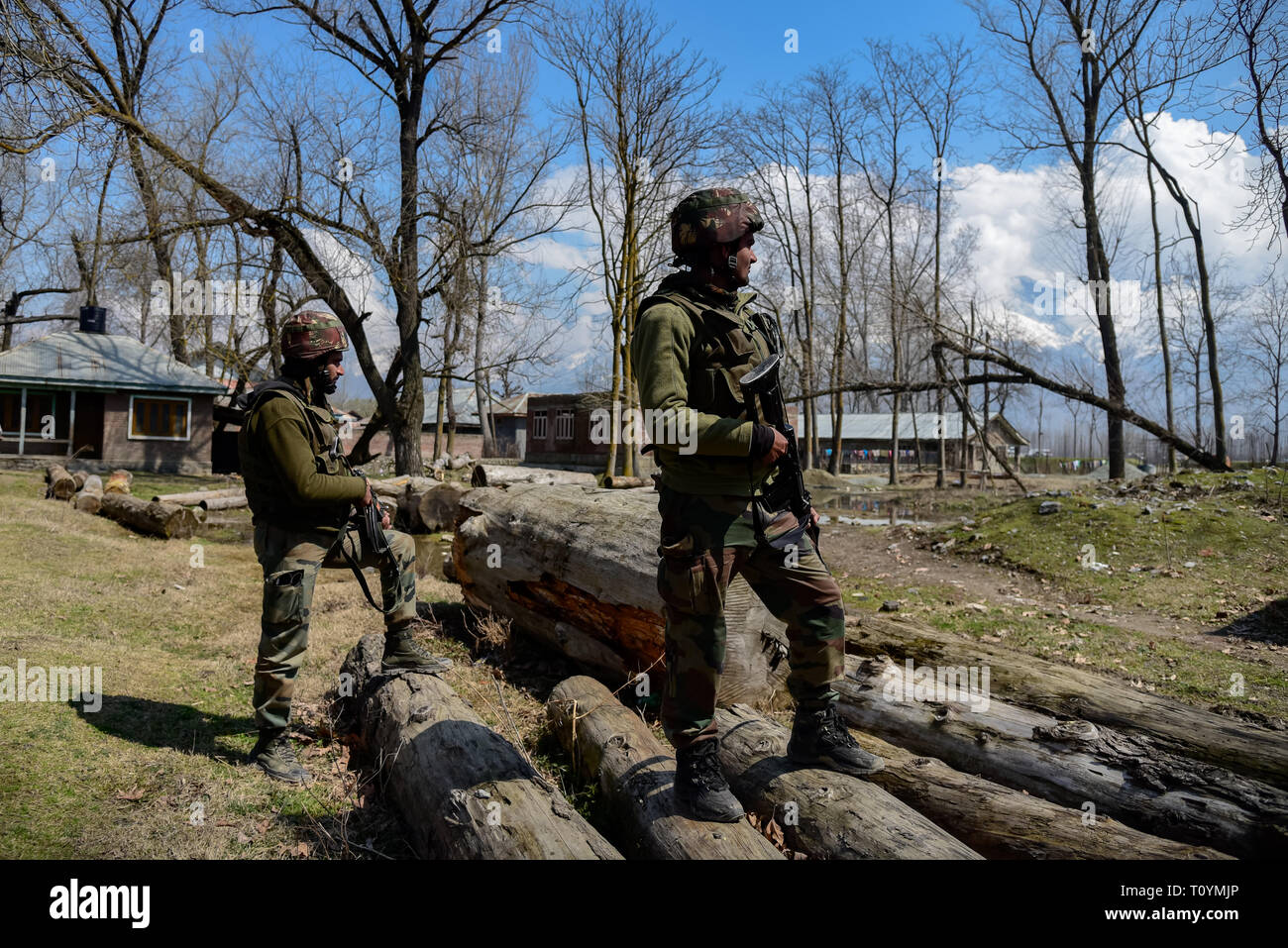 Los hombres del ejército indio son vistos en guardia permanente cerca del tiroteo, sitio en Hajin aldea del norte de Cachemira Baramulla unos 40 kms de la capital de verano de Srinagar. Las fuerzas indias mataron a cinco militantes y Ensi una niña de 11 años como rehén durante los tiroteos separados en Cachemira, la India. Foto de stock
