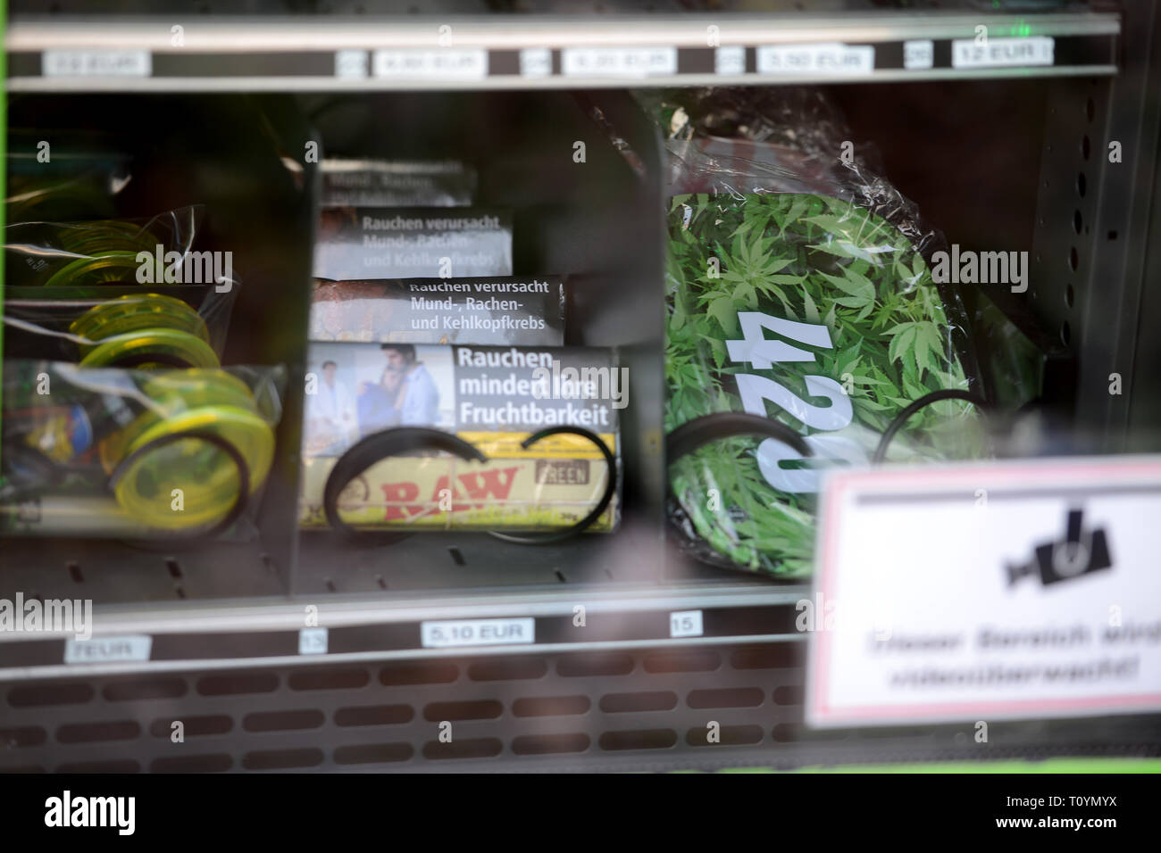 Trier, Alemania. 21 Mar, 2019. Pulsado y flores secas de cannabis en sobres, así como extraer beads en cajas de plástico, además de todo tipo de accesorios para fumadores están disponibles para la compra de una máquina expendedora de cannabis. Estos son los productos de cáñamo con la sustancia activa del CDB (cannabidiol), que se considera casi psicoactivo. Crédito: Harald Tittel/dpa/Alamy Live News Foto de stock