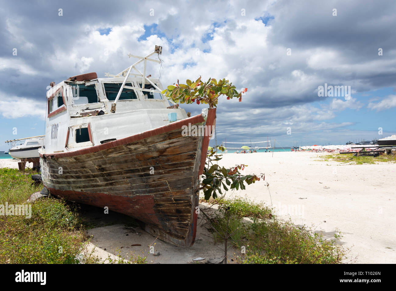 Barco hundido en la bahía Carlisle, Bridgetown, parroquia de St Michael, Barbados, Antillas, Caribe Foto de stock