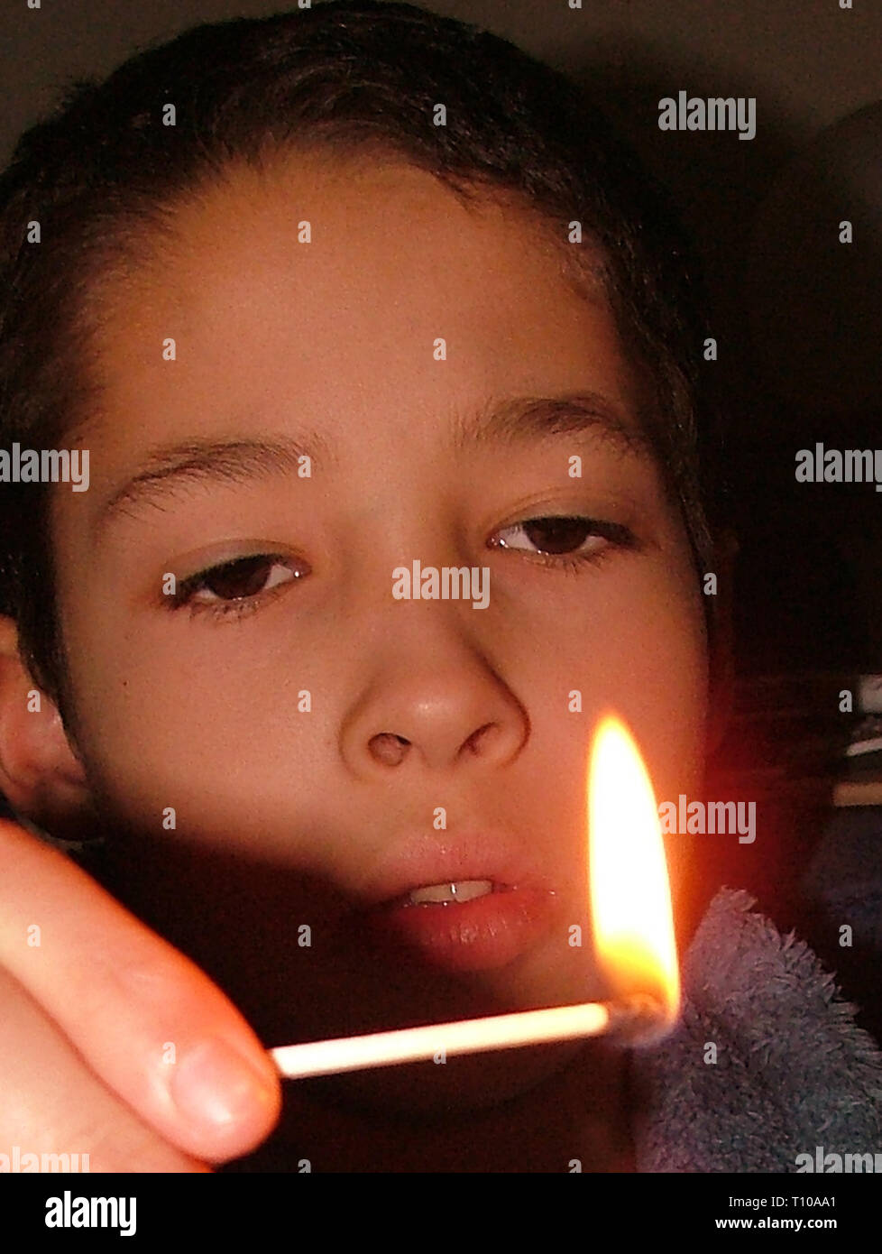 Muchacho jugando con fuego Foto de stock