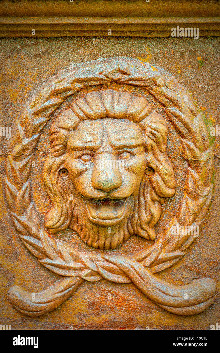 Grifo de una fuente en forma de Lions Head Fotografía de stock - Alamy