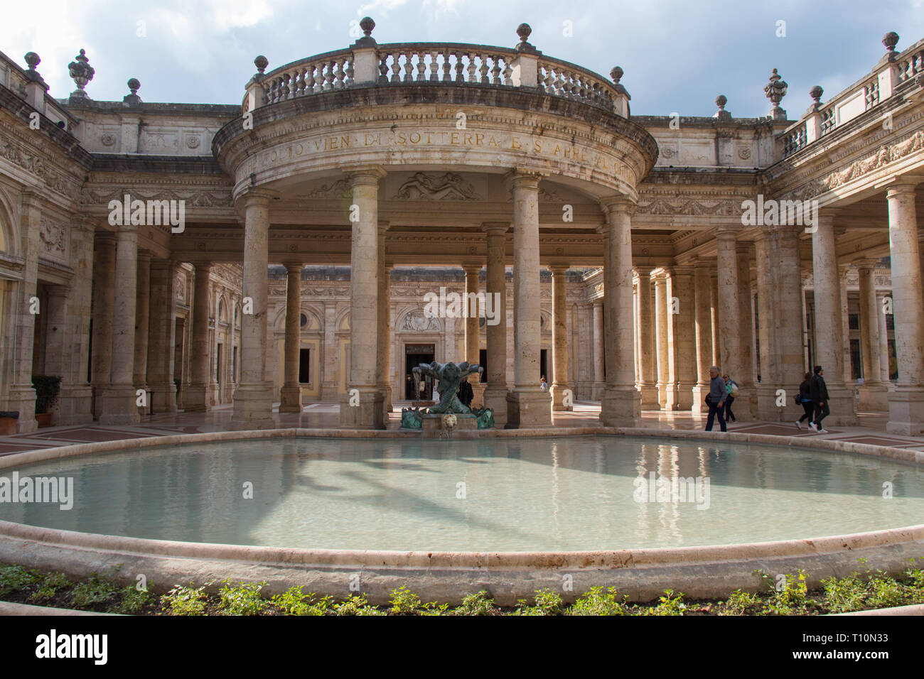 En Montecatini Terme, Italia - 25 de abril de 2017: vista de la cuenca del  Tettuccio termas el 25 de abril de 2017 en la Toscana, Italia Fotografía de  stock - Alamy