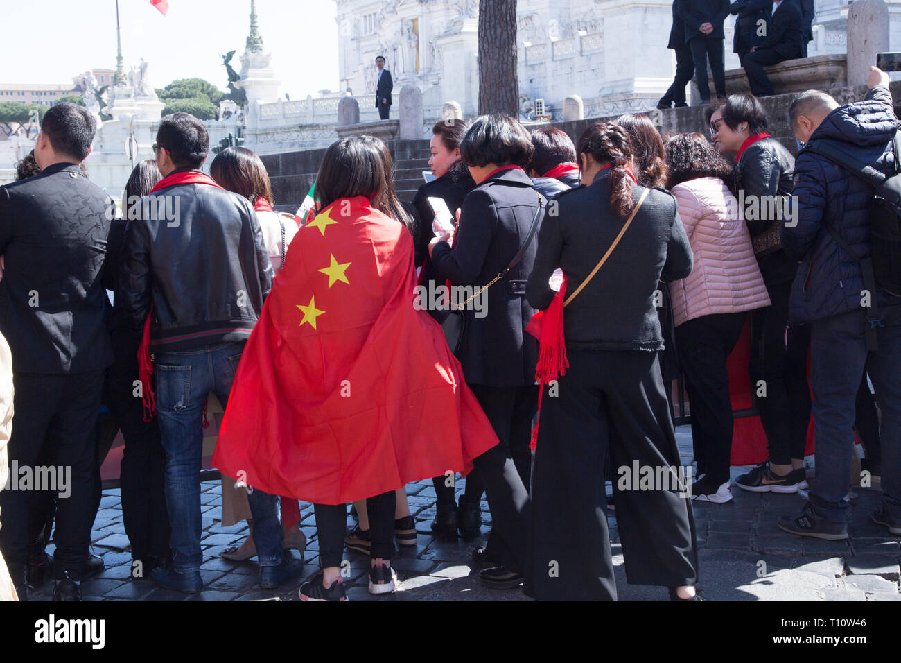 Roma, Italia. 22 Mar, 2019. Los chinos esperan la llegada del presidente chino Xi Jinping en una visita a Roma. Crédito: Matteo Nardone/Pacific Press/Alamy Live News Foto de stock